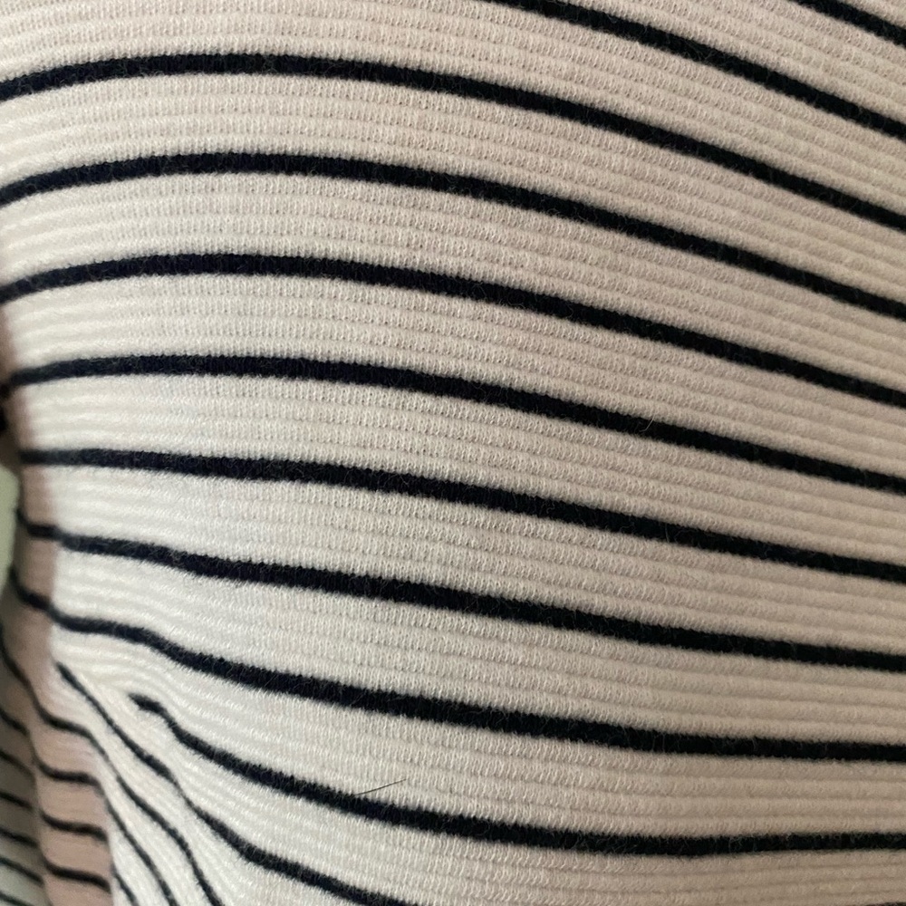 Women’s Banana Republic whit & Navy Striped Top Size Small - Picture 3 of 6